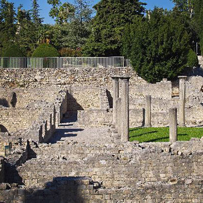 La Cité Médiévale et ses vestiges romains La Cité Médiévale et ses vestiges romains